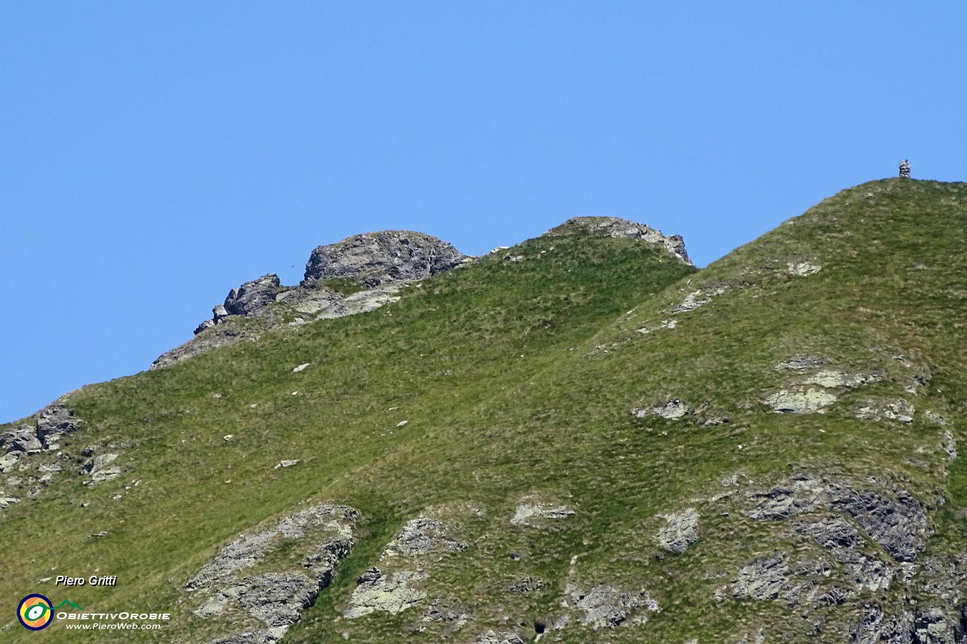 28 Zoom sul Pionteranica centrale (anticima con omone e cima).JPG